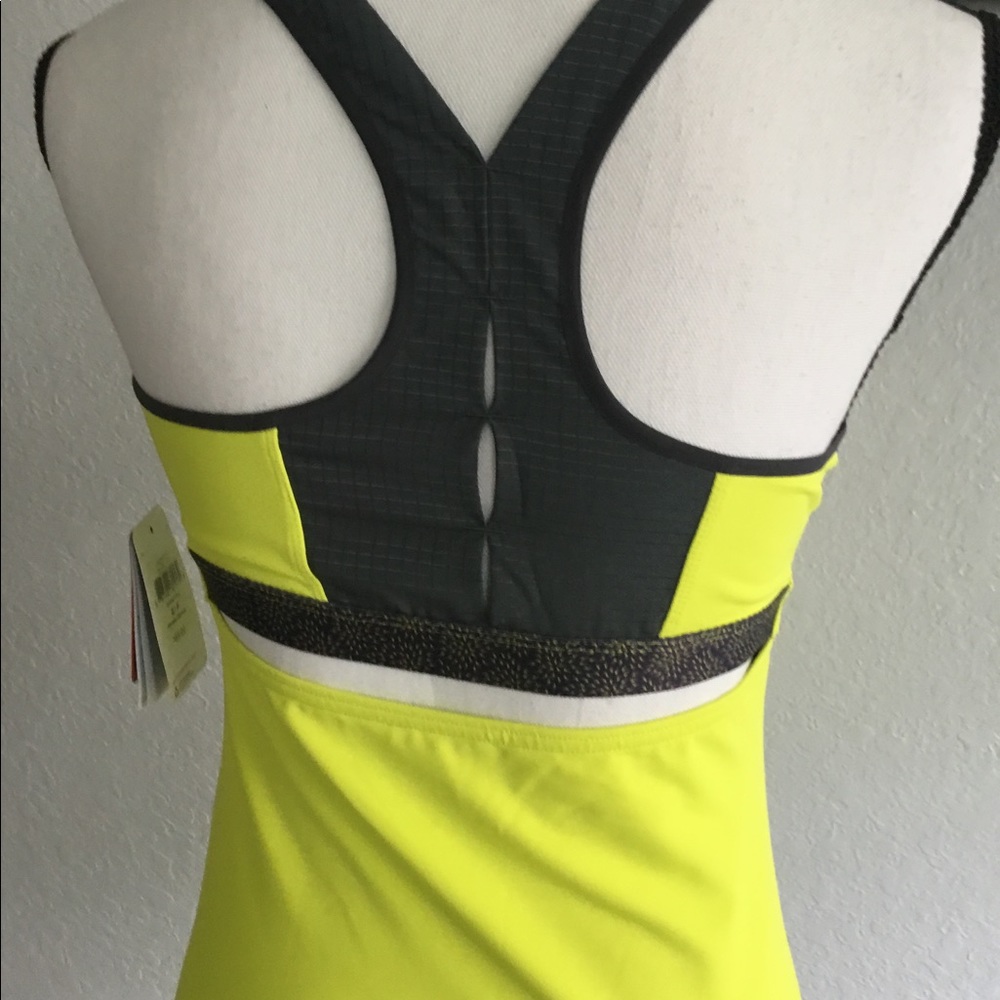 Mountain Hardware active wear top., petite small. - Picture 5 of 8